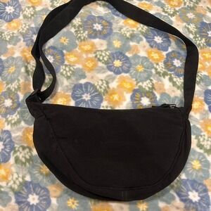 Unbranded Black Crossbody Bag w/ one large pocket & adjustable strap